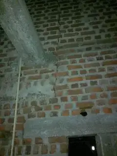 Crack on the wall 4
