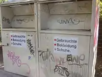 Altkleider-Container, ohne Betreiberkennzeichnung, Schild: "Gebrauchte Bekleidung Schuhe", Prägung linke Seite: "PR", Aufkleber: "Bei Reklamation: Mobil: 0151 / 53248320, e-mail: container.infoservice@gmail.com", Farbe: gelb