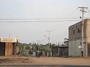 También aquellas calles de tierra en barrios y zonas marginales, tan en mal estado que no son aptas para cualquier vehículo.