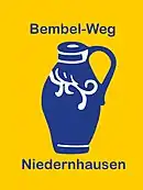 Blauer Bembel auf gelbem Grund