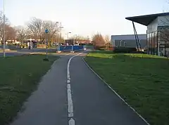 Oddělená cyklostezka a stezka pro pěší.