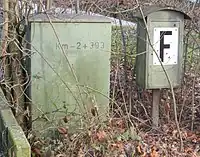 Metergenaue Position, 2,393 km, auf einem alten Schaltschrank an einem ehemaligen Bahnübergang