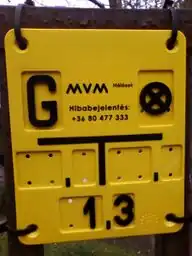 G-jelű jelzőtábla kerítésre rögzítve