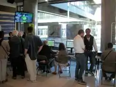 Le stand OSM, légèrement envahi par le public du stand Wikimédia.