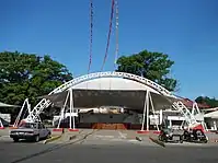 Dach über einer Veranstaltungsfläche