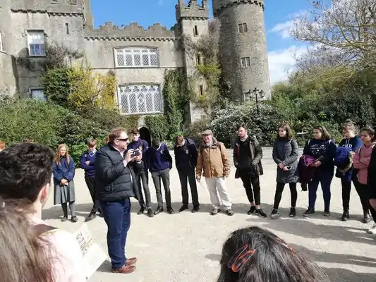 Ciaran explica a técnica para todos os participantes