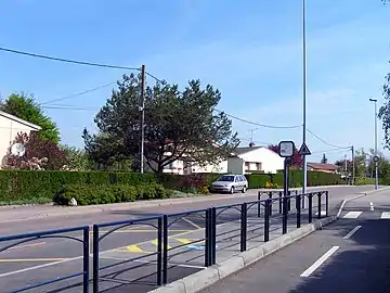 fence – a (railing) fence between the cycleway and a neighboring traffic area.