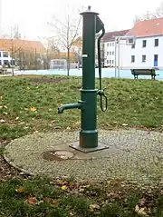 Bauform Neue Krause, eine zweiteilige, glatte und unverzierte, dicke Säule.