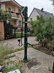 Wasseraustritt und Handschwengel können auch im 90-Grad-Winkel zueinander angeordnet sein.