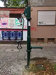 Die Verbreiterung der Säule in Höhe des Wasseraustritts ist manchmal nur ein kleiner Ring, manchmal nimmt sie die untere Hälfte des Mittelteils ein.