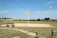 Single basketball hoop with pitchleisure=pitchsport=basketballsurface=sandhoops=1